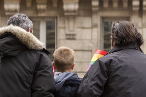 En la discusión sobre adopción de menores por parte de parejas del mismo sexo, lo que está en juego es el derecho de miles de menores a tener una familia, no las creencias religiosas de cada quien. Foto: Yuji_in_Paris.