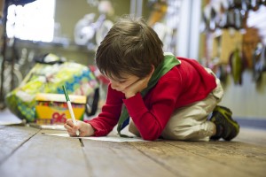 ¿Por qué un niño puede ser adoptado por una pareja heterosexual y no por una homosexual si según la Corte Constitucional las parejas del mismo sexo constituyen familia? Foto: EthanPDX en Creative Commons.