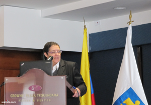 María Mercedes Gómez, coordinadora para Latinoamérica y el Caribe de la International Gay and Lesbian Human Rights Commission durante su presentación en el seminario "aproximación a los métodos de investigación de delitos contra personas LGBTI", organizado por la Fiscalía General de la Nación.