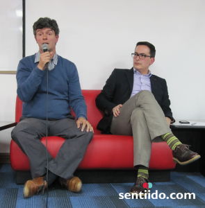 A la izquierda, el escritor y docente Enrique Serrano. Lo acompaña el periodista Mauricio Arroyave quien fue el moderador del foro “Los itinerarios de la igualdad en Colombia: matrimonio y adopción para parejas del mismo sexo”, en el que Serrano participó.